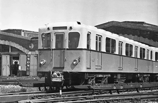 В 1955 году Ленинград первым в СССР получил вагоны типа «Д». Они были вдвое легче старых моделей и оснащались усовершенствованным электрооборудованием. | Источник: ГУП «Петербургский метрополитен»