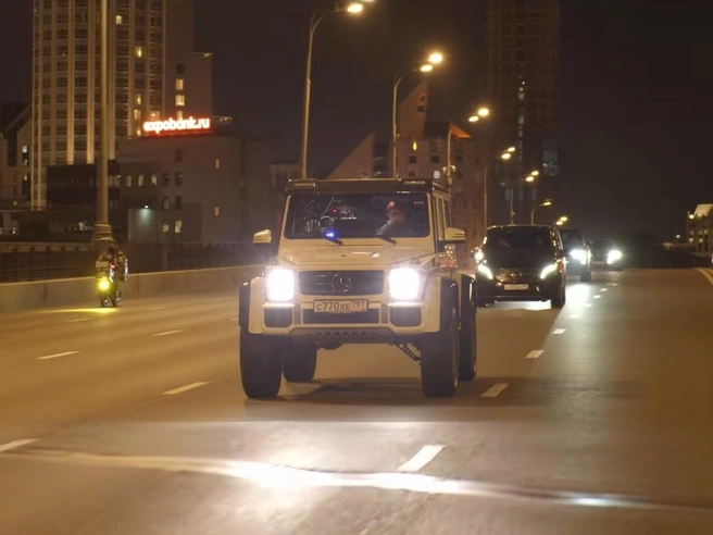 Баста с Ваней Дмитриенко ехали по Москве на Гелентвагене  | Источник: GAZ / VK Видео 
