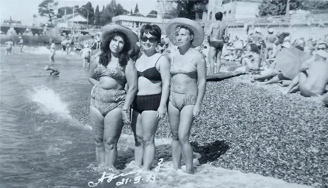 На пляже у причала в Адлере, 1973 год 
