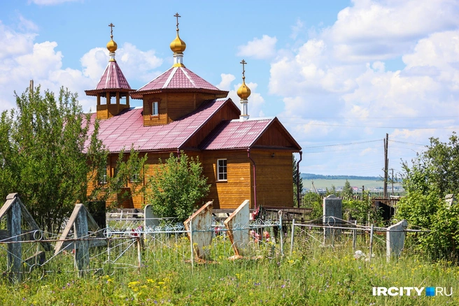 А через дорогу&nbsp;— Михаило-Архангельский православный храм | Источник: Ксения Филимонова / «ИрСити»