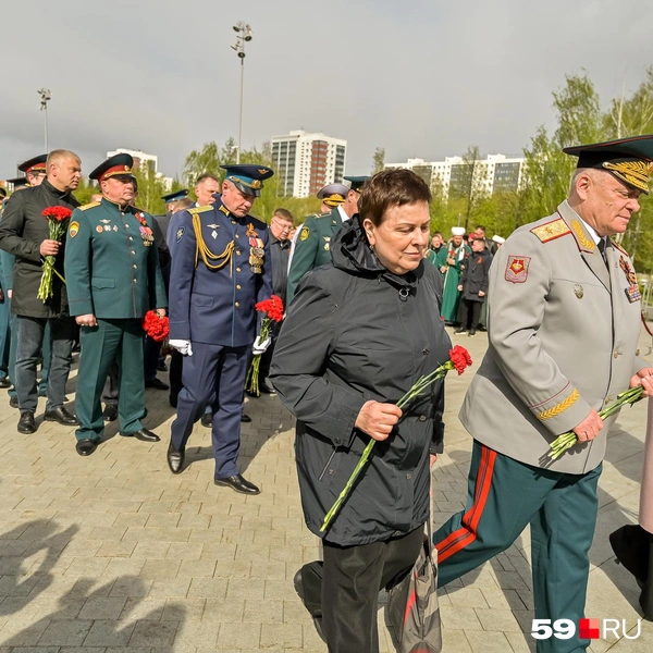 Очередь из желающих отдать дань памяти погибшим в Великой Отечественной войне растянулась надолго | Источник: Василина Любимова / 59.RU