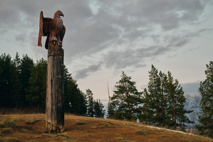 В представлении якутов, мир делят божества, люди и духи нижнего мира