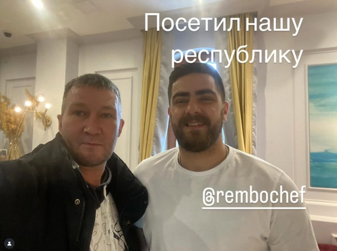 Знаменитый Александр «Рэмбо» Пушков, победитель четвертого сезона шоу «Адская кухня» с Александром Ерохиным в Якутске | Источник: erohasaha / Instagram.com (экстремистская организация, деятельность запрещена на территории РФ)