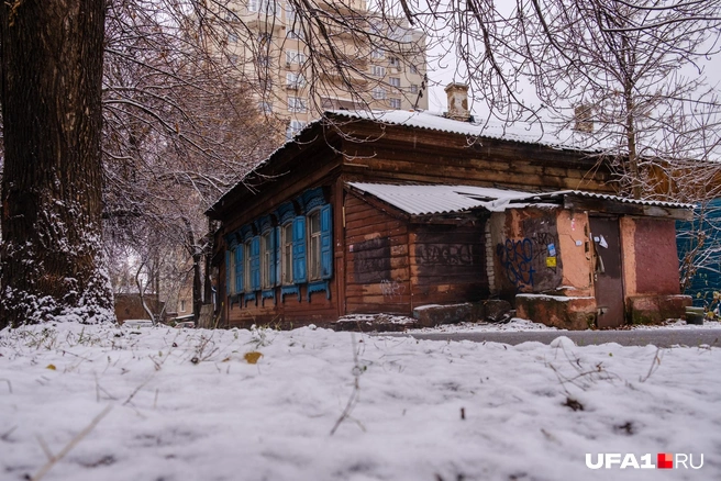 Внешне они вовсе выглядят нежилыми