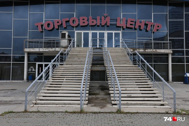 Сейчас здесь закрыто, у комплекса остался лишь один вход | Источник: Наталья Лапцевич 