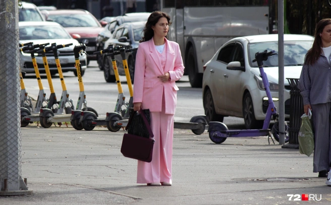 Яркая и стильная тюменка на улицах города  | Источник: Павел Красоткин / 72.RU 