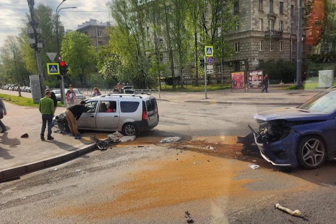 Жёсткая авария на Политехнической: очевидцы сообщают об обездвиженном человеке | Источник: ДТП и ЧП | Санкт-Петербург | Питер Онлайн | СПб / «ВКонтакте»
