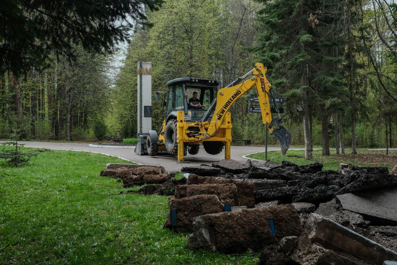 В Парке лесоводов в Уфе экскаваторы начали снимать асфальт - 27 апреля 2024  - УФА1.ру