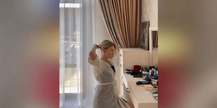 Фото №1 - Наталья Поклонская в ночной рубашке провела экскурсию по своему дому (видео прилагается)