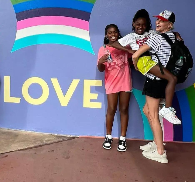 Шарлиз Терон проводит весенние каникулы с дочерьми в Disney World