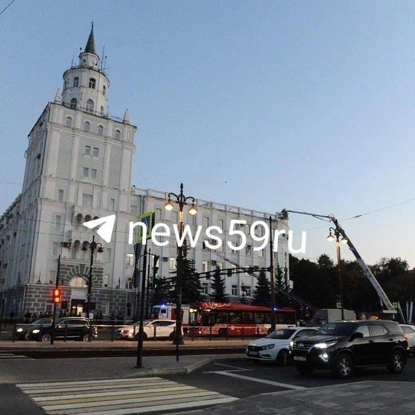 Пожарные машины дежурили около здания МВД | Источник: Ирина Тропина / 59.RU 