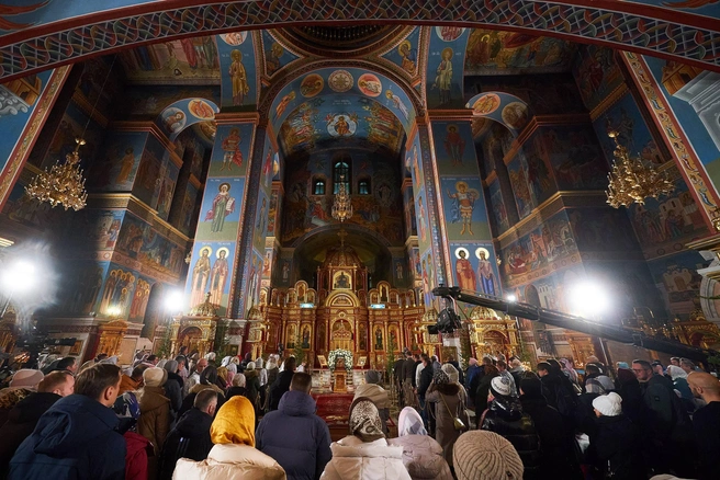 Несмотря на позднее время, в храмы пришли сотни людей | Источник: «Руслан Кухарук» / T.me