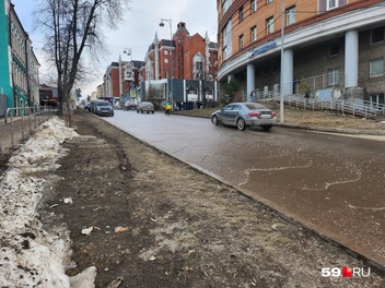 Горячая вода разлилась по дороге рядом со зданием, где находится Российский дорожный научно-исследовательский институт | Источник: Читатель 59.RU Canehka