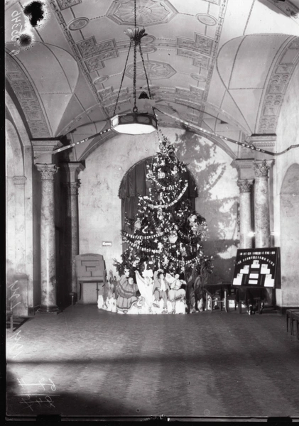 Вид новогодней елки в фойе кинотеатра «Колосс». 1936 г. // ЦГАКФФД СПб. Гр 55346. | Источник: предоставлено «НИиПИ Спецреставрация»