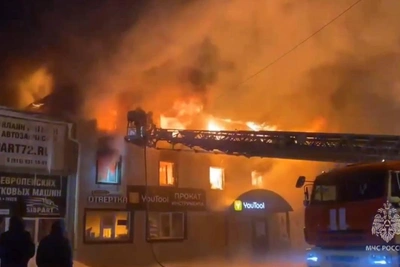 Многодетная семья с беременной матерью потеряла дом в пожаре в Тюмени