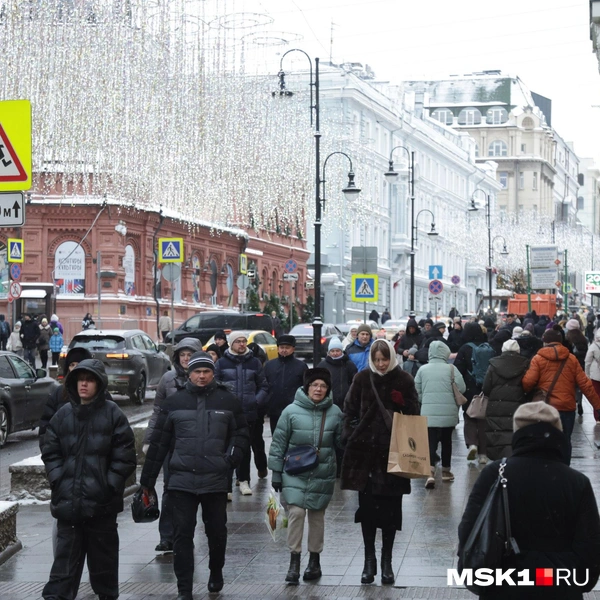 Толпы москвичей и гостей столицы в центре Москвы 5 января | Источник: Дмитрий Толстошеев / MSK1.RU
