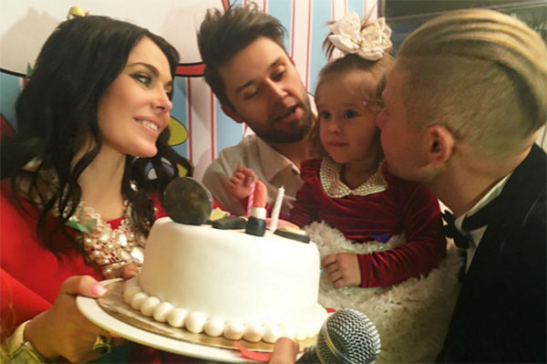 Таня Терешина, Слава Никитин, их дочка Арис и крестный малышки Митя Фомин в день рождения девочки