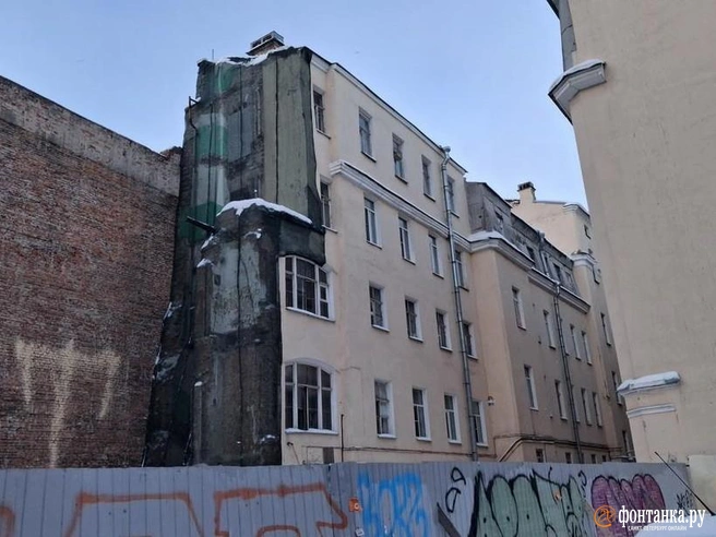 «Я не знаю, что будет завтра». Как люди живут в обрушившемся доме на Гороховой | Источник: Анна Мотовилова / «Фонтанка.ру»