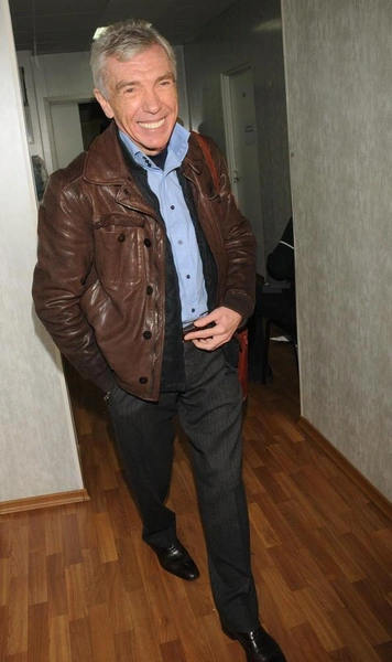 Юрия Александровича всегда и во всем поддерживает его супруга Элеонора