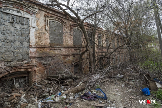 Огромное двухэтажное дореволюционное здание брошено и разрушается | Источник: Константин Завриков / V1.RU