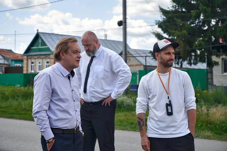 Сценарий сериала «Полупановы» написали кавээнщики Дмитрий Степашин, Артем Молоканов и Антон Просвирнин