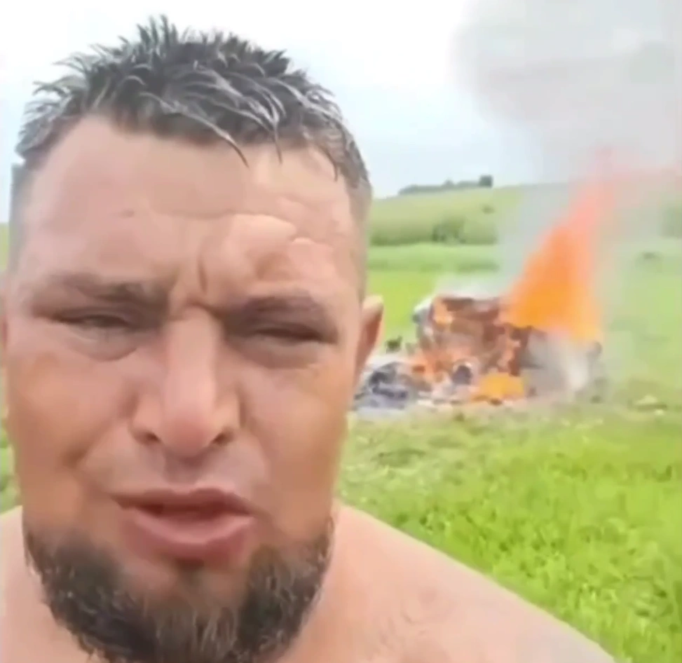 Видео с мужчиной, сжигающим имущество перед разводом, гуляет по пабликам Иркутска | Источник: «Взгляд Иркутск» / Telegram