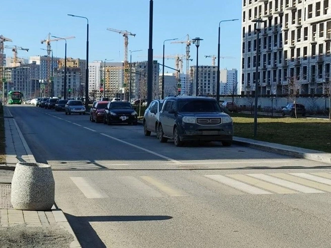 Автомобили припаркованы на проезжей части, мешая движению. | Источник: читатель E1.RU