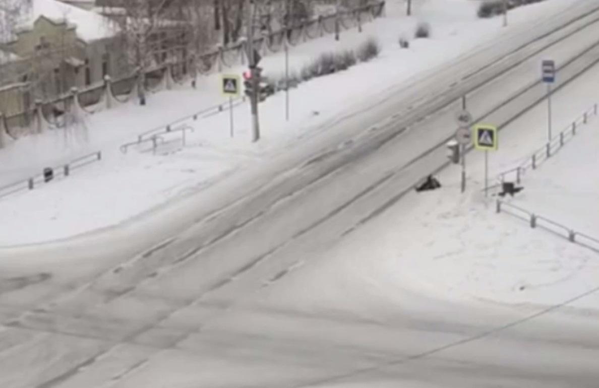 Женщине стало плохо на дороге в Трехгорном: видео, 11 января 2023 г - 11  января 2023 - 74.ру