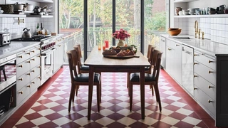 Не только плитка: 10 идей оформления пола на кухне