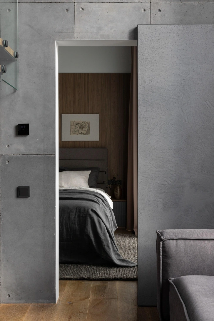 Кровать, SK Design. Белье, Linen texture. Керамика, Patinavremeni. Ковер, Ansy. Бетонные панели, Dauri. Сдвижная дверь, Sofia doors. Инженерная доска, Finex. | Источник: Наталья Мавренкова. Стиль: Светлана Носова
