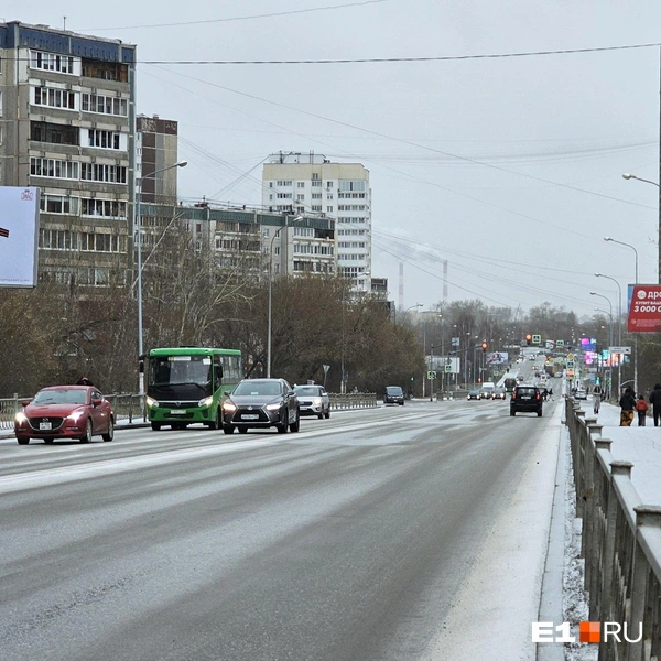 Скользкая дорога на улице Готвальда | Источник: читатель E1.RU