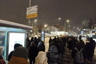 Дорожный коллапс в Москве: пассажиры не могут уехать из-за снега