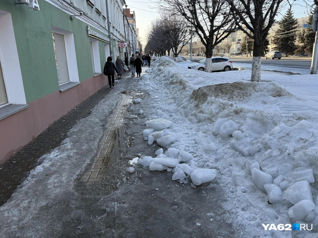 Похоже, эти куски льда сошли с крыши, но обошлось без трагедии | Источник: Сергей Петунин / YA62.RU