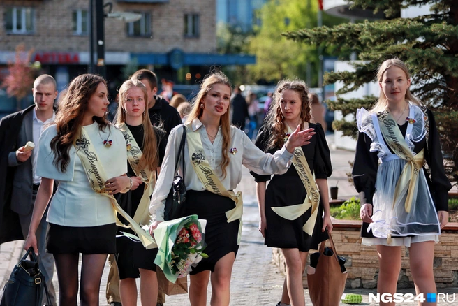 Кто-то увидел знакомых на другой стороне улицы | Источник: Мария Ленц / NGS24.RU