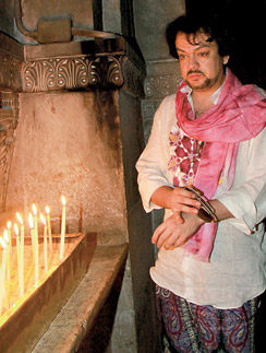 Филипп  Киркоров не  раз приезжал  в храм Гроба  Господня:  молился за  здоровье  близких,  поставил свечку  за упокой мамы.  Весна, 2011 г.