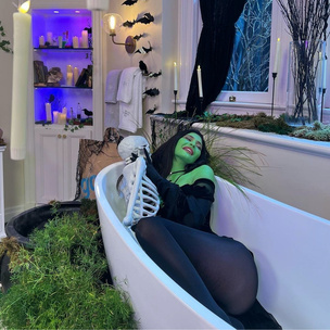 Кайли Дженнер демонстрирует идею стильного образа на Хэллоуин 2022 на съемках «Кто в моей ванной?» с Хейли Бибер
