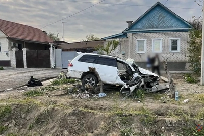На юге Волгограда иномарка врезалась в столб, водитель погиб
