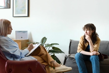 Позитивная психотерапия: что это такое и почему ее путают с другими «позитивными» методами