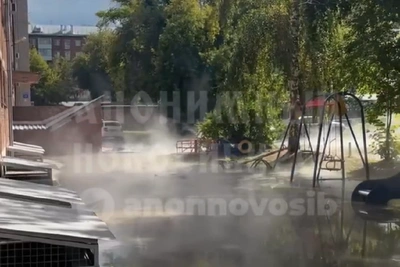 Горячая вода вышла на поверхность возле детской площадки