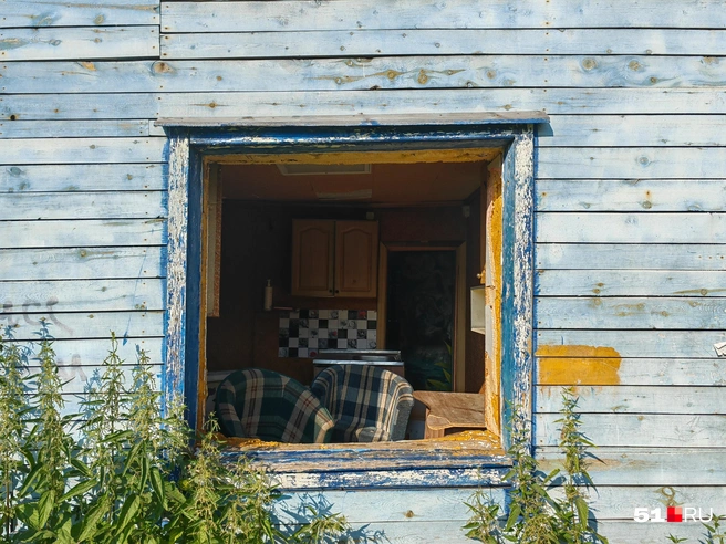 В заброшенных домах остались вещи жильцов | Источник: Юлия Кузнецова / 51.RU