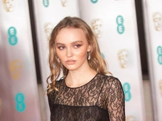 «Так вот какая она без макияжа»: дочь Джонни Деппа Лили-Роуз изуродовали гримеры для роли в фильме ужасов