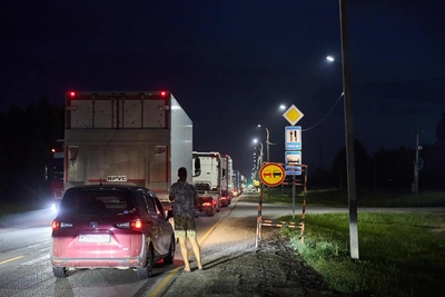 На въезде в ХМАО досматривают машины: пробки до 5 часов