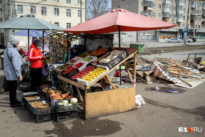 Уцелевшие палатки работают рядом с обломками  | Источник: Владислав Лоншаков / E1.RU