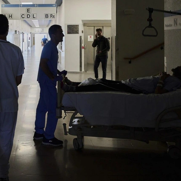 В стране встали поезда, а светофоре не работают | Источник: apnews.com