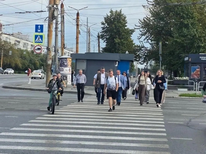 Пешие прогулки по району должны помочь чиновникам лучше понять проблемы жителей. Покажет ли это практика? | Источник: Анна Меркушева, администрация Челябинска / max.ru