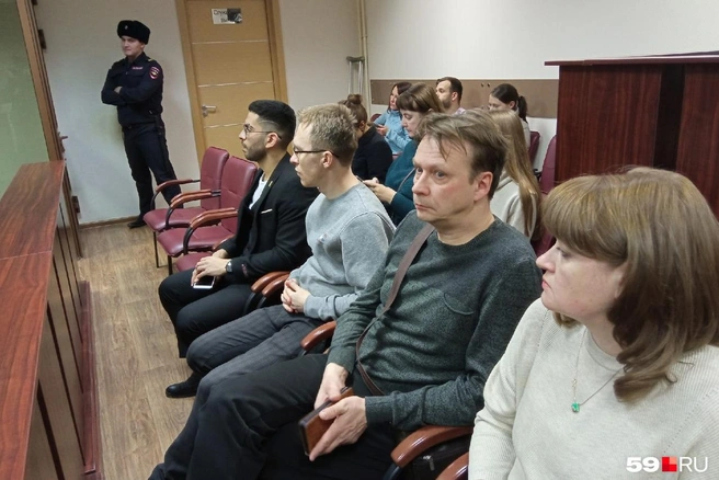 На судебные заседания ходили родственники погибших и пострадавшие. На переднем плане — родители погибшего Ярослава Арамелева, рядом с ними — сотрудник ПГНИУ Александр Суслонов, который получил ранения, и студент ПГНИУ Обайд Абдулла, получивший девять ранений | Источник: Тимофей Калмаков / 59.RU