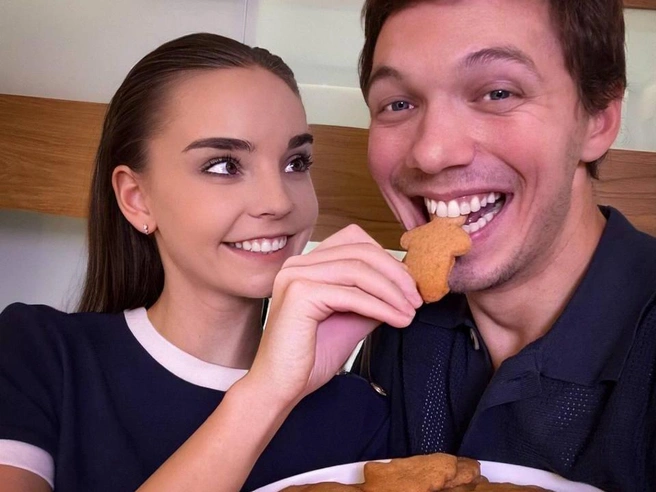 Дина Аверина показывает этапы приготовления имбирного печенья по своему рецепту. | Источник: t.me/dinaverina