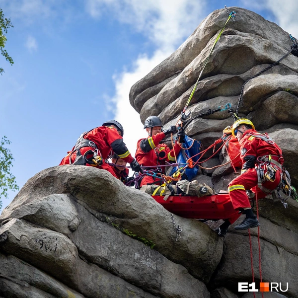 Показываем, как пострадавшего спускают с высоты | Источник: Владислав Лоншаков / E1.RU