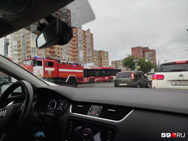 Транспорт движется в объезд места ДТП | Источник: читатель 59.RU