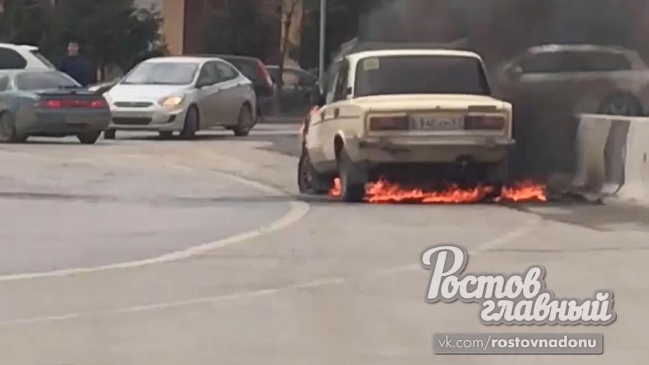 В центре Ростова во время движения загорелась машина - 19 марта 2019 -  161.ру